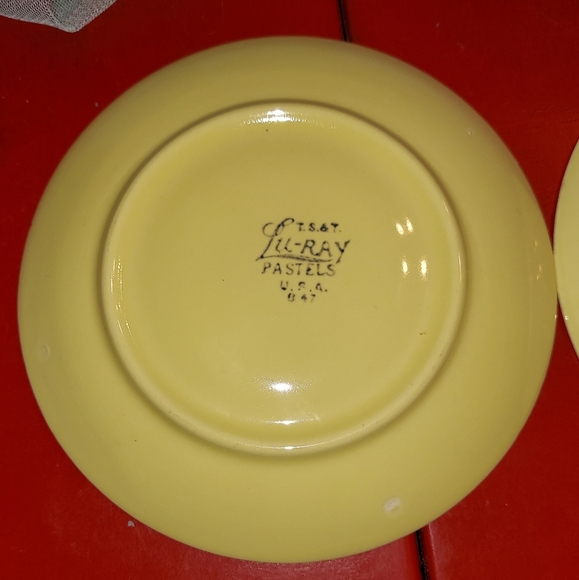 2 Vintage Taylor Smith & Taylor T.S.&T. Lu-Ray Pastels U.S.A. 6 in Yellow Plates - Picture 3 of 7